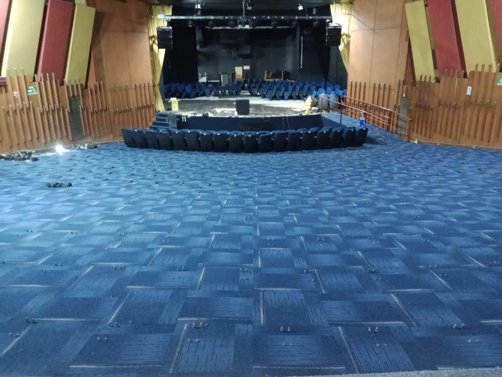 Auditorio · instalación de alfombra azul