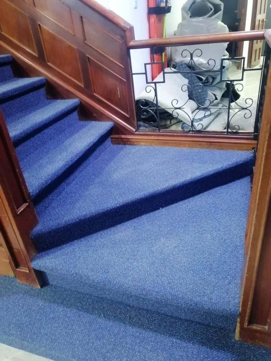 Alfombra en escaleras