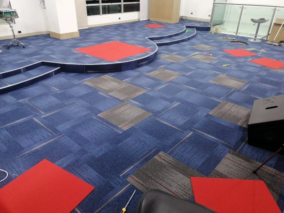 Alfombra modular · azul con acentos