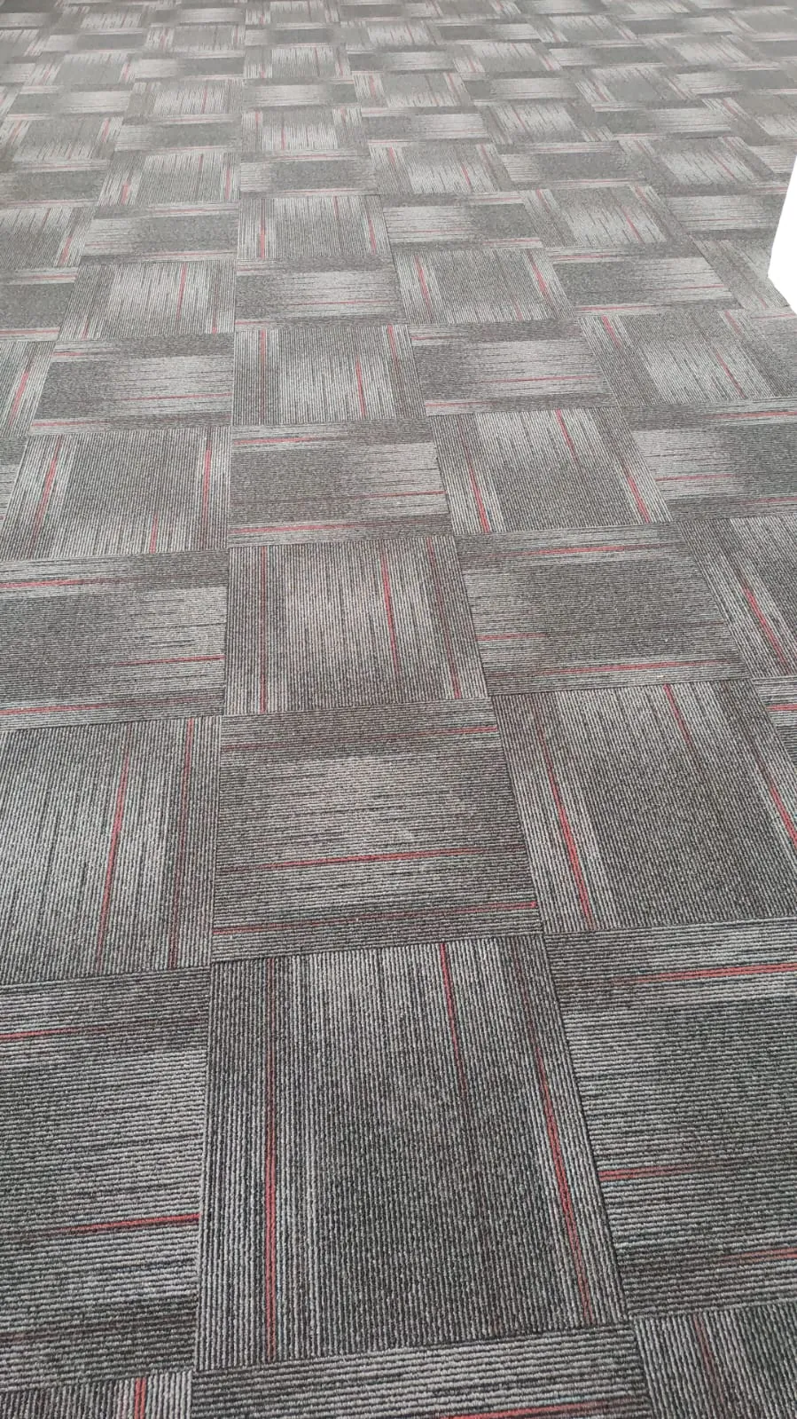 Alfombra modular gris con líneas rojas
