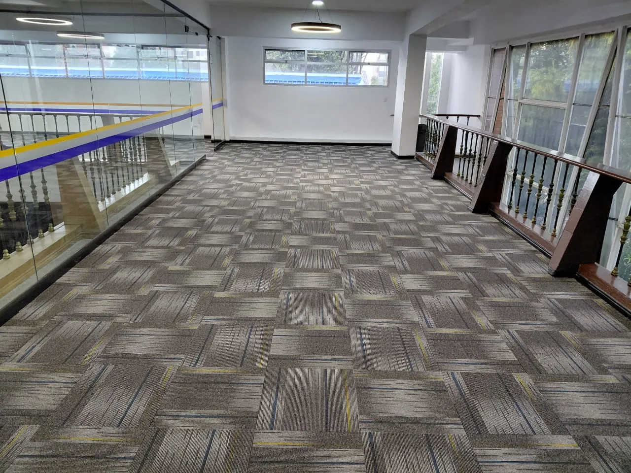 Oficinas · alfombra modular en mezanine