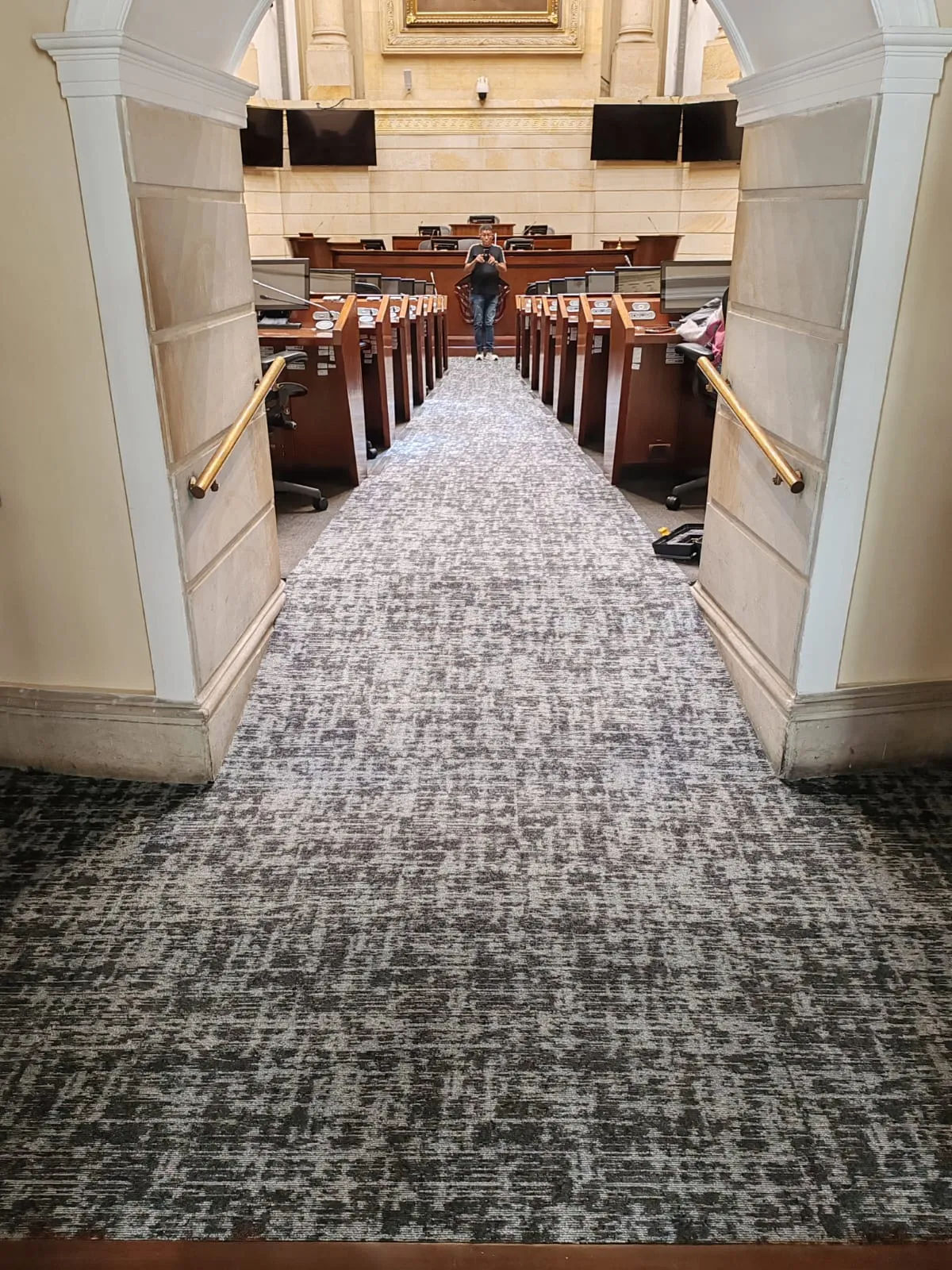 Pasillo institucional · alfombra de alto tráfico