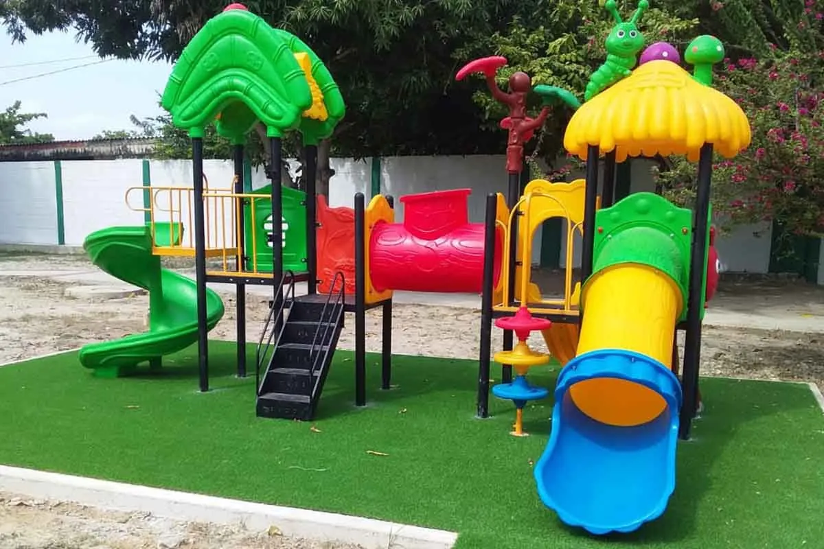 Parque infantil sobre grama