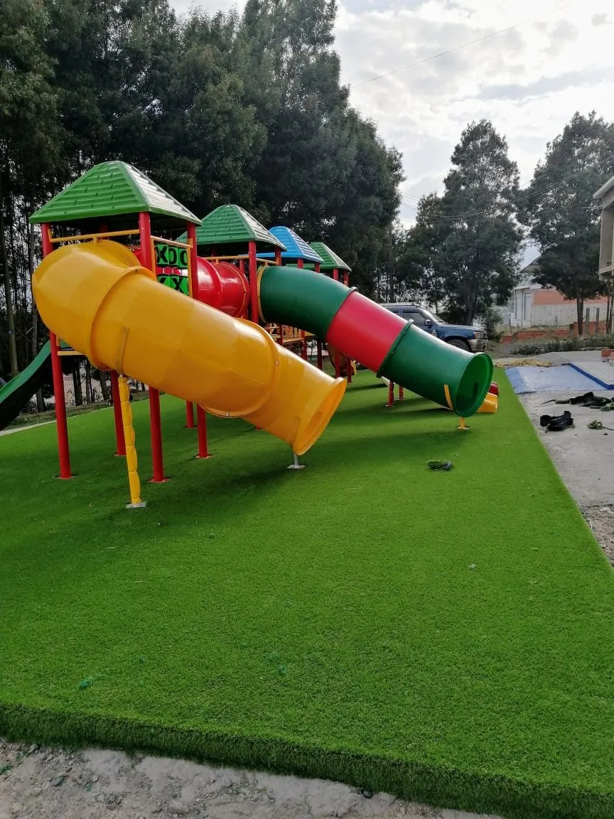 Parque con toboganes sobre grama