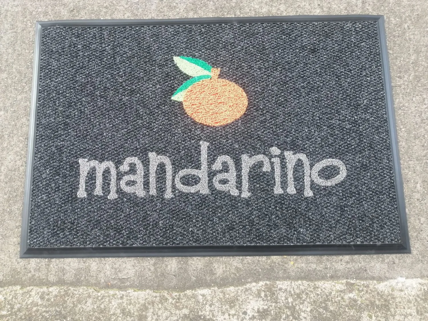 Mandarino · tapete con logo a color