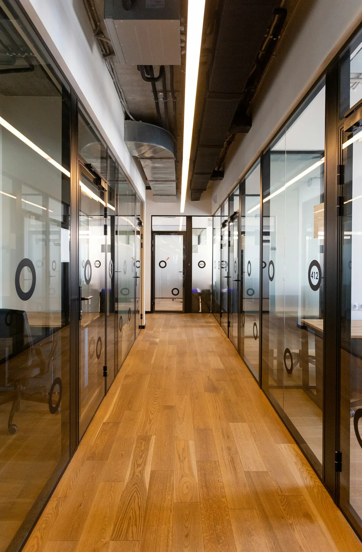 Pisos laminados · pasillos y oficinas